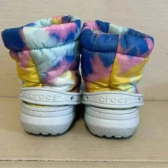 Women’s Crocs Classic Lined Neo Puff Boot Tie Dye White/Pink/Blue SizeW7 - Picture 8 of 9